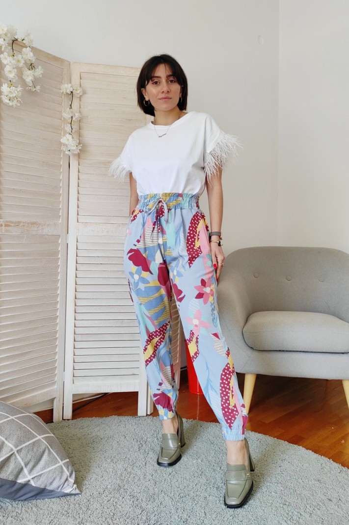 Floral peg trousers in blue