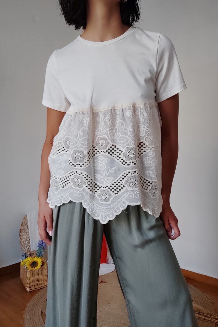 T-shirt with lace details